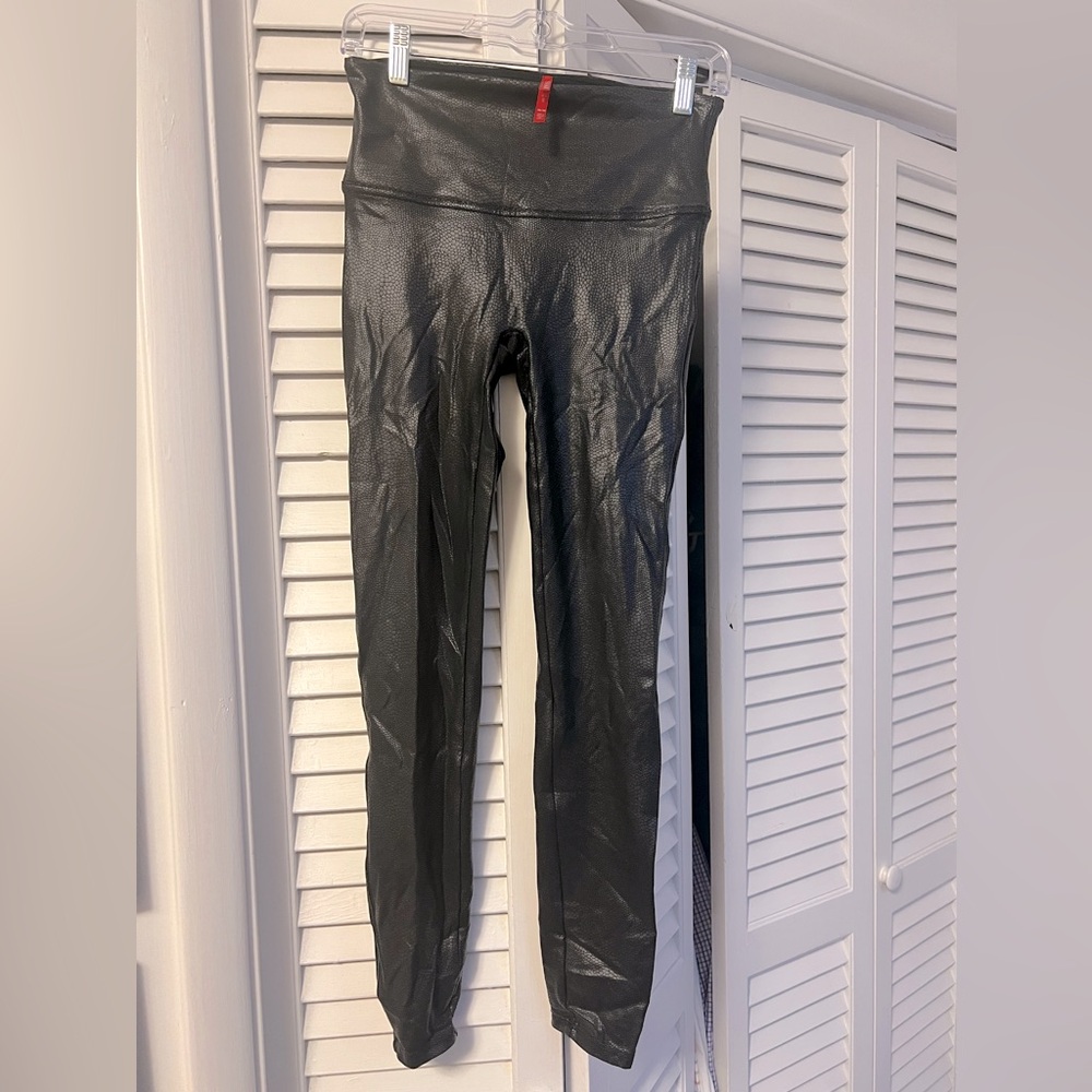 SPANX Gray Snake Metallic Leggings-Size Medium